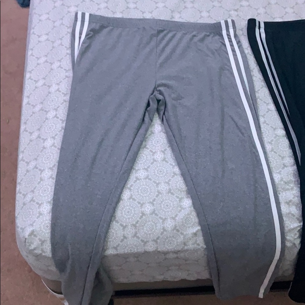 SET OF 2 LEGGINGS!!